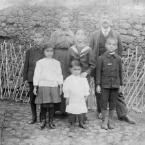 Signor Giuseppino con la consorte Sebastiana Mele, conosciuta come" Sa mere manna". I loro figli Pietro, Dario, Flavio, Elvira Maria e il piccolo Leonardo deceduto prematuramente. La foto venne scattata intorno al 1910.