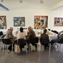 Ausstellung im Kunstraum im Gewerbepark Hilden, hier: öffentliche Bilderbesprechung im Kunst Cafe