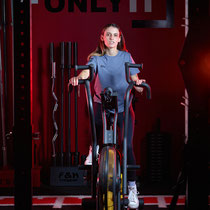 portrait corporate feminin coach sportif en plein l'effort dans son environnement de travail