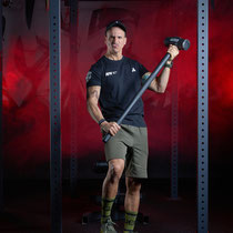portrait corporate masculin coach sportif dans son environnement de travail