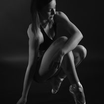 Photographie de sport studio danse bnw silhouette clair obscur