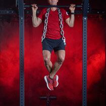 portrait corporate masculin coach sportif dans son environnement de travail en plein effort