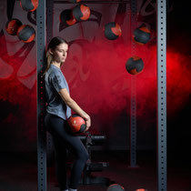 portrait corporate feminin coach sportif dans son environnement de travail