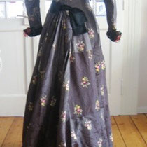 Gesellschaftskleid aus bestickter Seide Prinzeßschnitt  um 1890