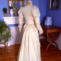 Brautkleid aus Seide 1895