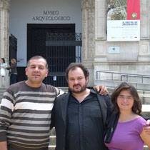 Con Iulian Cobzaru y Mónica Izquierdo antes de uno de los conciertos didácticos en el Museo Arqueológico de Sevilla