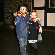 Verzehr der Köstlichkeiten durch meine Kinder am Elkhausener Weihnachtsmarkt ( Ortsteil von Katzwinkel )