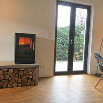Kaminofen Attika Q-TEE 57 mit Betonsockel in Netphen 