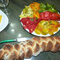 salade de tomates multicolores et pain tressé - table d'hotes aux Gites des Camparros à Nailloux 