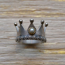 Kronenring, hier mit Blumenranke und in Gold eingerahmter Perle, Silber geschwärzt.