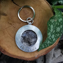 Schlüsselanhänger aus 925er Silber mit Inlay aus Hundehaar in Gießharz und graviertem Namen, 130,-