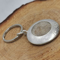 Schlüsselanhänger aus 925er Silber mit Inlay aus gefilztem Hundehaar (Unterwolle) und gefrästem Namen, 130,-