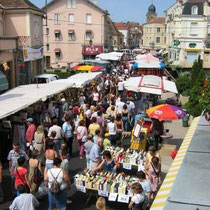 Markt in den Altstadtgassen der Dörfer und Städte