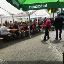 Blick in das Publikum bei einer Open-Air Veranstaltung in Winkelbach
