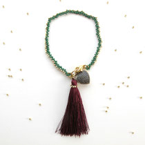 Bracelet "Asha", vert sapin et doré, gland rouge bordeaux. 26 euros