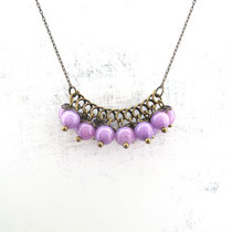 Collier de perles en jade teintée violette. Collection "Sophie". 14 euros