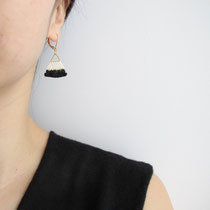 Boucles d'oreilles de perles blanches cassé avec frange noir.  29 euros 