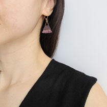 Boucles d'oreilles de perles violettes irisées avec frange. 29 euros 