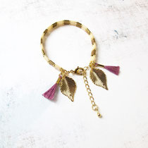 Idana, beads bracelet, beige clair et bronze foncé, breloque feuille plaqué or 16K, gland coton 100 %. 19,95 euros 