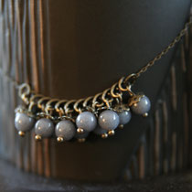 Collier de perles en jade teintée grise. Collection "Sophie". 14 euros