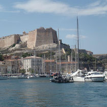 Bonifacio - Au pied de la ville et du bastion de l'Etendard, depuis le port de plaisance.