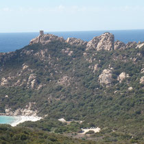 Roccapina - Sur la crête une tour Gênoise et en contre bas une belle plage de sable blanc.