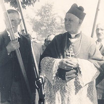 Baldachim trzyma Łukasik z tzw. Smolarni (dziś gospodarstwo Szczepanika w Woli Życkiej