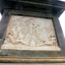 Bas-relief en marbre ornant le côté sud du piédestal de l'obélisque : une nymphe déverse l'eau de la Montagne Noire, qui s'écoule en deux rigoles, l'une courant vers Neptune, dieu de l'Océan, et l'autre vers Téthys, déesse de la Méditerranée - crédit phot