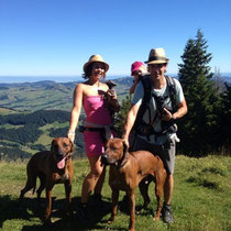 Marion, Thomas und Elina mit Nala, Bhanu, Baley und Neo