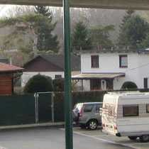 Imaginez que derrière la clôture verte se trouvent des jardins familiaux !
