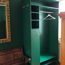 Garderobe aus Multiplex, grün lackiert