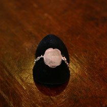 Bague fleur quartz rose sur chaîne argent     Gwenaelle