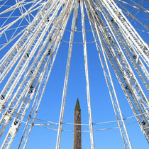Blick durch ein Riesenrad auf den Obelisk amPlace de la Concorde