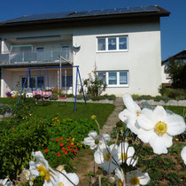 Das Haus mit Blick vom Garten auf das Feriendomizil 