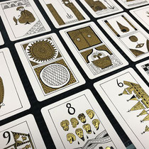 mise sous boîtes de cartes de tarot dorées