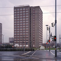 Daniel Schörnig, COLOURED LIGHT DISTRICT, Medieninstallation im öffentlichen Raum; Gebäude Garskestraße 5, Leipzig-Grünau von Süden