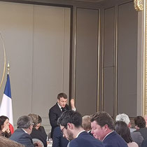 Le Président répond aux nombreuses questions des maires et élus des Hauts de France : ruralité, santé, emploi, place de la commune, mobilité, brexit ...
