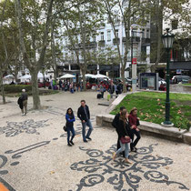Avenida da Liberdade:  Eine am Vorbild der Pariser Avenue des Champs-Élysées orientierte Prachtstraße in Lissabon. Sie beginnt am Praça dos Restauradores und verbindet die nach dem Erdbeben von 1755 angelegte Unterstadt mit den höher gelegenen Quartieren.