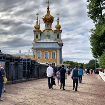 St. Petersburg | Peterhof | Schauseite | Westlicher Pavillon | Leider auch hier - wie vielerorts - Attraktivität durch Bauarbeiten eingeschränkt.
