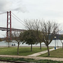 Die Ponte 25 de Abril ist ein 3,2 Kilometer langer Brückenzug in Portugal mit einer 2278 Meter langen Hängebrücke über den Tejo. Sie ist weltweit die drittlängste Hängebrücke mit kombiniertem Straßen- und Eisenbahnverkehr.