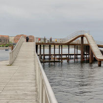 2021 | Kopenhagen | «Klavebod Waves» | Hafenpromenade «Langebro» und« Bernstorffsgade» | Ca. 4.000 m2 große, auf Stelzen gebaute Promenade, an der kleine Boote anlegen können | Aus 100 Tonnen nordeuropäischer Eiche |  Ca. 49 Mio. dkr teuer.
