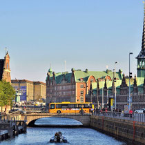 2021 | Kopenhagen | «Børsen» ist die ehemalige Börse in der Innenstadt von Kopenhagen | Der 56 Meter hohe Dachreiter von Ludwig Heidritter stellt vier ineinander verschlungene Drachenschwänze dar und gilt als ein Wahrzeichen Kopenhagens.