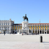 Die Praça do Comércio (dt. Platz des Handels) gehört neben dem Rossio und der Praça da Figueira zu den drei wichtigsten Plätzen innerhalb der Baixa Pombalina, des aufgrund des Erdbebens von 1755 neu gebauten innerstädtischen Bereichs.
