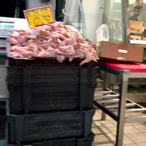 «Central Market», Athens berühmter Fleisch- und Fischmarkt:  Manchmal für uns ungewohnte «Produktpräsentationen»