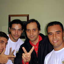 A direita, Gerson Avillez ao lado de Bruno Gouveia, vocalista do grupo Biquini Cavadão. 