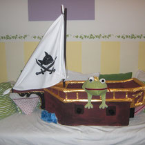 1 Piratenschiff aus Pappe und Stoff