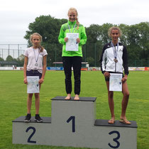 Carolin läuft über 800m auf den 1. Platz