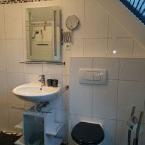 Badezimmer mit eine Dusche 90 x 90 cm, Waschmaschine Nutzung gegen kleine Gebühr, Kosmetikspiegel, Personenwaage, Haartrockner, usw.
