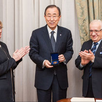 Award of the EMB Medal to HE Ban Ki-Moon; from L-R: Antonella Vassallo, Ban Ki-Moon and Awni Behnam