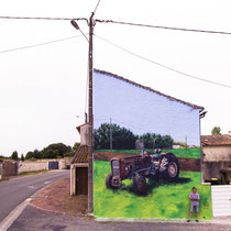 Vestige :  Champnier ( 16) 2021 Cet engin agricole est montré là comme un vestige, une trace matérielle inscrite dans le temps, que la nature progressivement s’activera à détruire. Pourquoi ce tracteur n’est il pas réparé ou recyclé ?